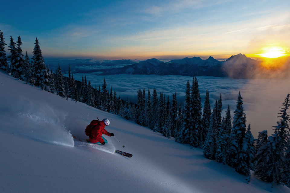 Ski au coucher du soleil sur la mythique piste de l'Ours