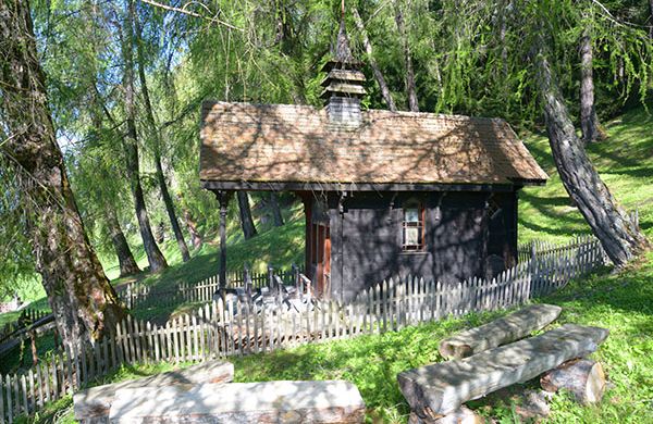 Chapelle des Agettes dans la forêt en été
